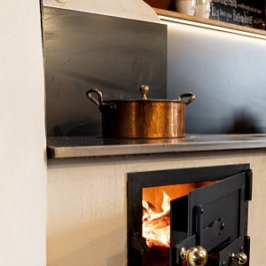 Hafner-Ofenbau-Lehmofen-Holzherd-Gussplatte-Messing-Kochtopf